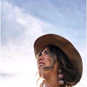 Meet your Posher, Elaine